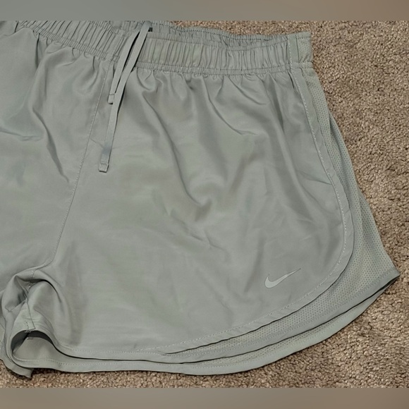 Nike Dri Fit Women’s Gray Lined Athletic Shorts Size XL Measured 32x3 - Picture 5 of 9